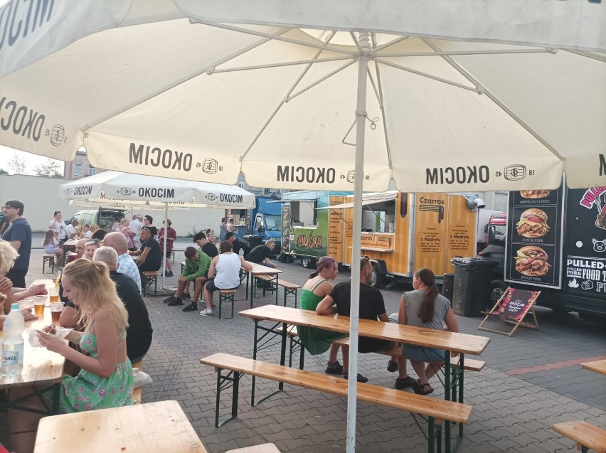 Trwa zlot food trucków w Tomaszowie. Co dobrego zjemy? ZDJĘCIA