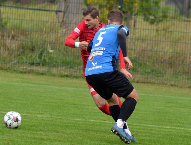 Adrian Nowak (z piłką) ma za sobą świetną rundę jesienną w barwach Sokoła Kolbuszowa Dolna.