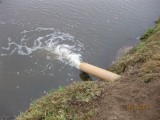 Przerwany wał przeciwpowodziowy na Białołęce. Winien właściciel pobliskiej budowy