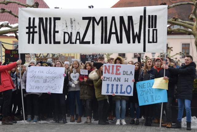 Pikieta uczniów III LO w Pszczynie przed ratuszem