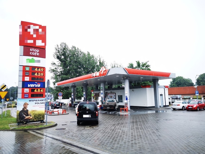 Pracownica stacji paliw w Toruniu przeżyła napad uzbrojonego...