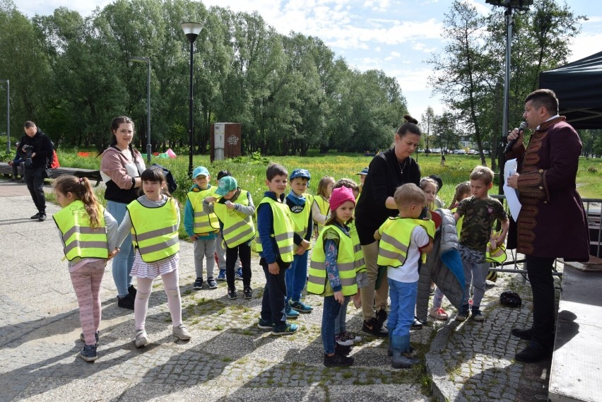 Dzień Dziecka w Pruszczu Gdańskim. Przedszkolaki w grze terenowej ratowały bohaterów bajek |ZDJĘCIA