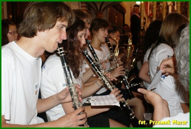 Międzynarodowa Młodzieżowa Orkiestra Dęta WERSALINKA oprawiła swoim koncertowaniem liturgię. Fot. Przemek Mazur