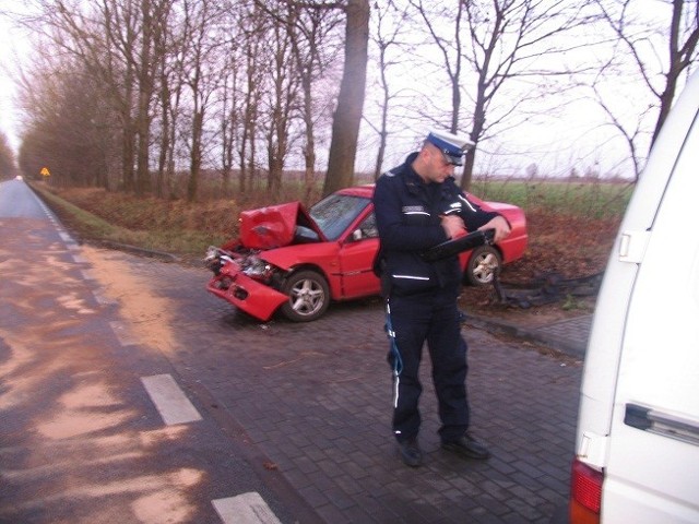 W Piastoszynie koło Tucholi kierujący volkswagenem podczas wyprzedzania samochodu ciężarowego zjechał na drugi pas ruchu i zderzył się czołowo z jadącym z przeciwka mitsubishi.


KRONIKA POLICYJNA