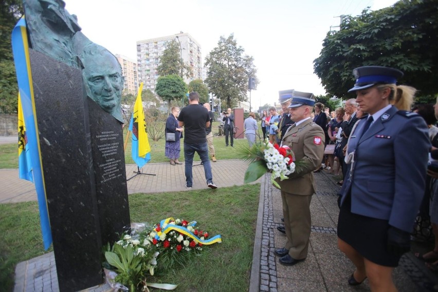 Odsłonięcie w Galerii Artystycznej rzeźby przedstawiającej...