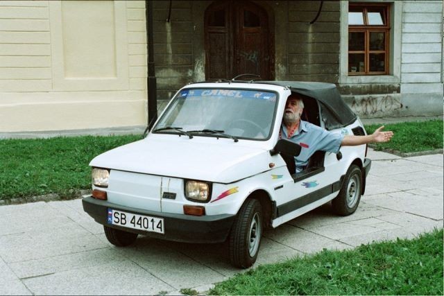 Franciszek Kukioła w swoim samochodzie