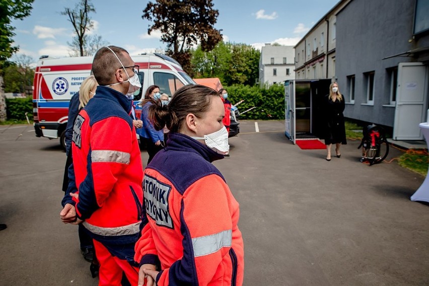 Pawilon do dezynfekcji stanął przed wałbrzyskim pogotowiem....