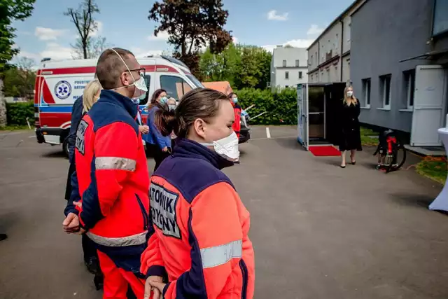 Pawilon do dezynfekcji stanął przed wałbrzyskim pogotowiem. Wyprodukowała go legnicka firma przy współpracy z pracownikiem wałbrzyskiej stacji