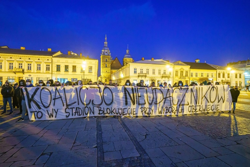 Kibice Sandecji manifestowali pod sądeckim ratuszem. Chcą...