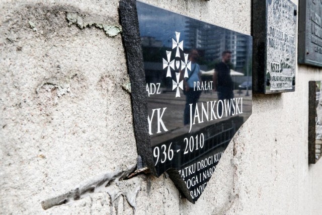 Zniszczona tablica pamiątkowa księdza Henryka Jankowskiego na Placu Solidarności