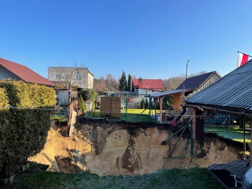 Trzebinia. Ogromny krater na terenie ogródków działkowych. Nie uderzył tu meteoryt, to "pamiątka" po kopalni [ZDJĘCIA]