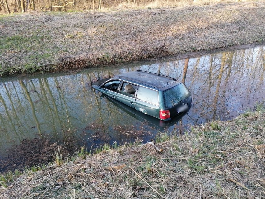 Leszno. Samochód zatopiony w rowie pod Henrykowem. Auto wcześniej skradziono