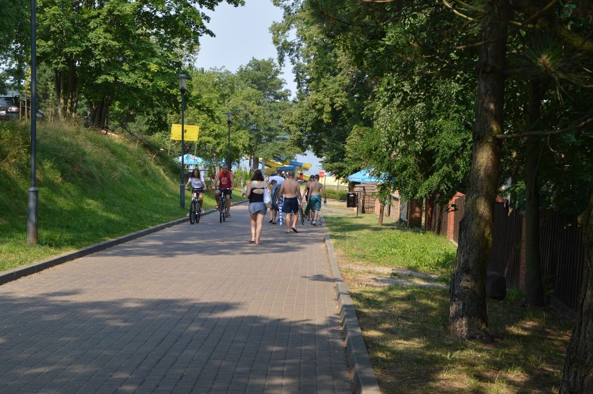 Plaża nad Jeziorem Charzykowskim (Łukomie) oblegana przez turystów| ZDJĘCIA