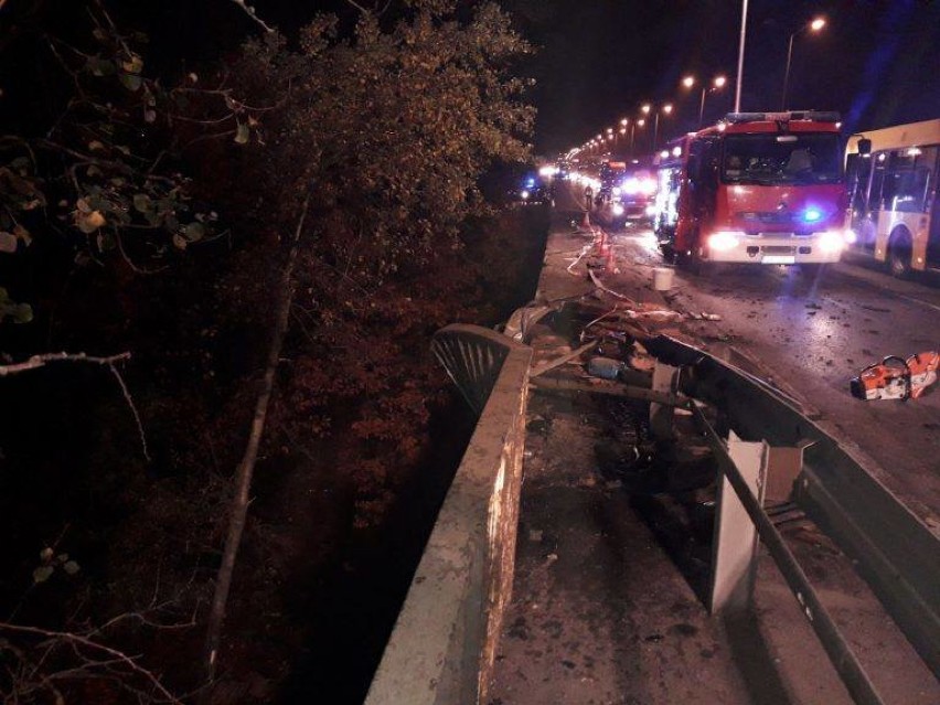 Katowice: Tir spadł z wiaduktu na DK 86. Kierowca zasnął [ZDJĘCIA, WIDEO]