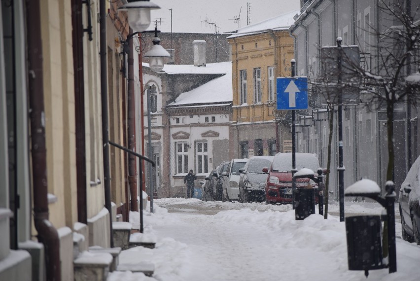 Stare Miasto w Sieradzu śniegiem zasypane, a tu ciągle pada