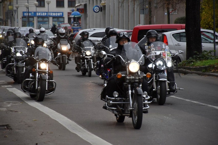 Piękny widok na stargardzkich ulicach! Motocyklowa parada na tradycyjne zakończenie sezonu u księdza Rusłana Marciszaka