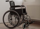 55-letni ostrołęczanin spadł z wózka inwalidzkiego, zadzwonił na policję