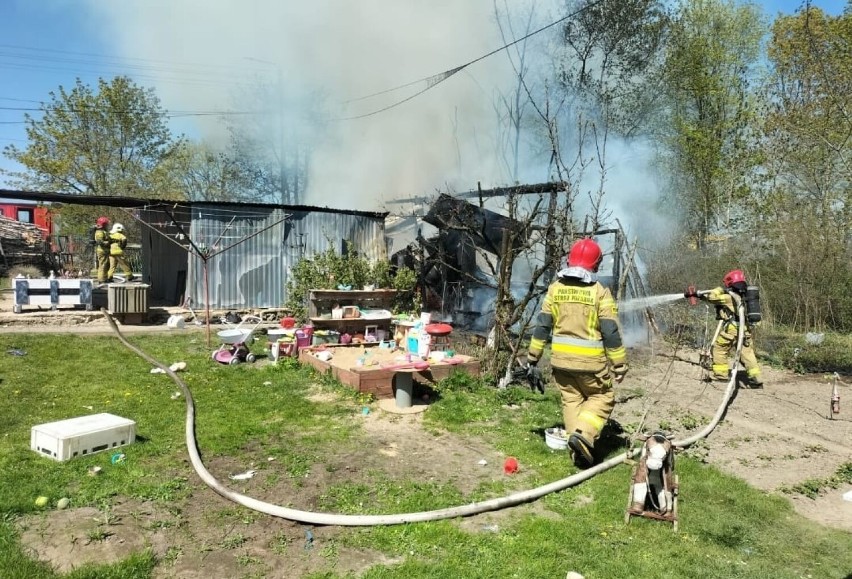 Groźny pożar zabudowań gospodarczych w Kierzkowie (gm. Przywidz). Na miejscu pracowało 7 zastępów straży. ZDJĘCIA [08.05.2023 r.]