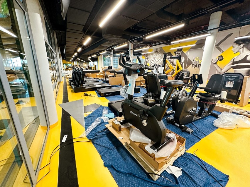 Nowe maszyny do ćwiczeń, przestronna sala fitness, luksusowe...
