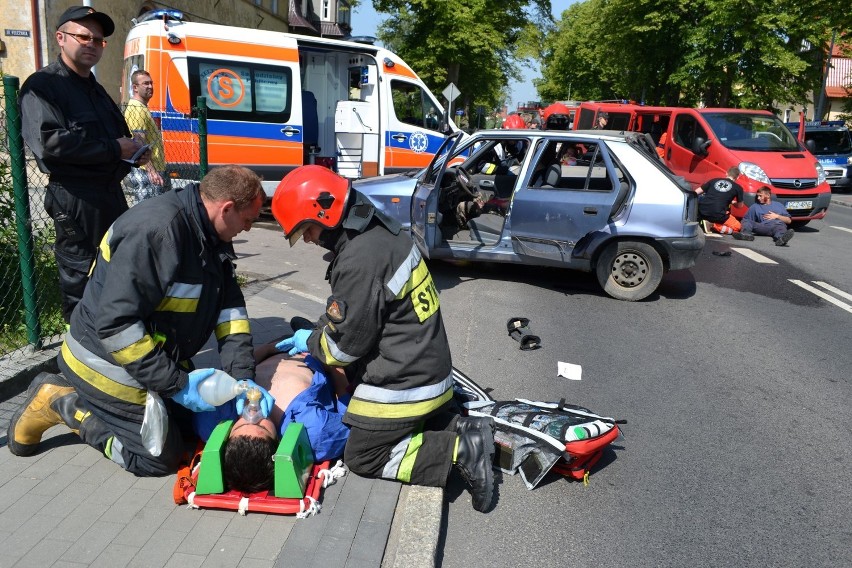 Człuchów. Wypadek na skrzyżowaniu ulic Słowackiego i Felczaka. Na szczęście to tylko ćwiczenia