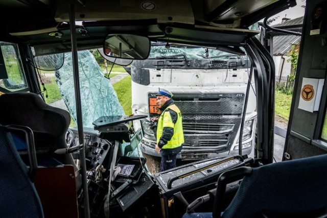 Wczoraj autobus zderzył się z cysterną w Trzemiętowie.