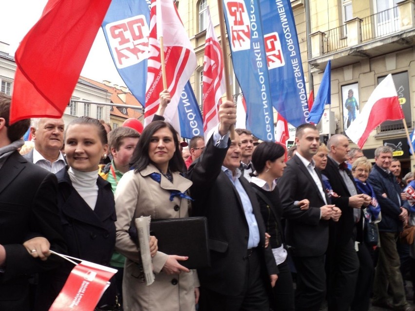 Na czele pochodu idą Lider SLD Leszek Miller i...