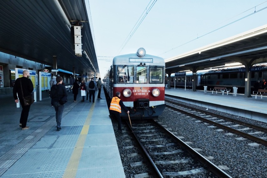 PKP Poznań: Fani kolei pożegnali popularne "ezety". EN57...