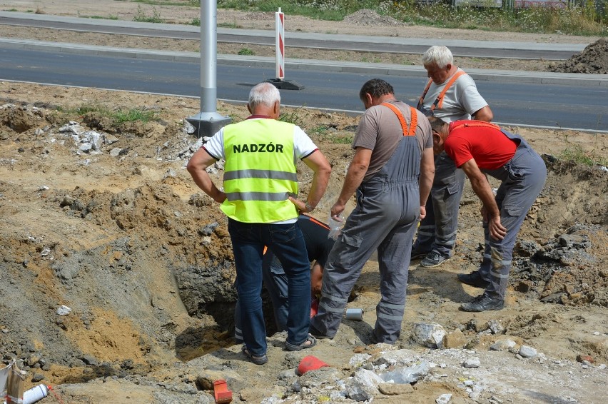 Uszkodzony gazociąg i wyciek gazu przy budowie ronda w Piotrkowie Dmowskiego/Żelazna/Górna/Armii Krajowej