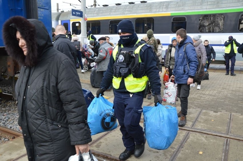 Chełm. Policjanci aktywnie pomagają uchodźcom