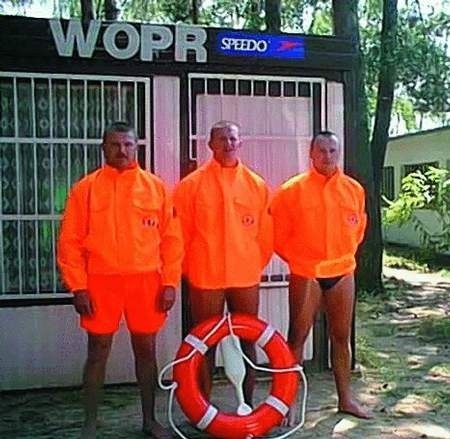 Nowe kurtki ufundowane przez Mariana Kurasiaka prezentują ratownicy WOPR: Grzegorz Stanisławiak, Tomasz Matelski i Piotr Smoczyk.