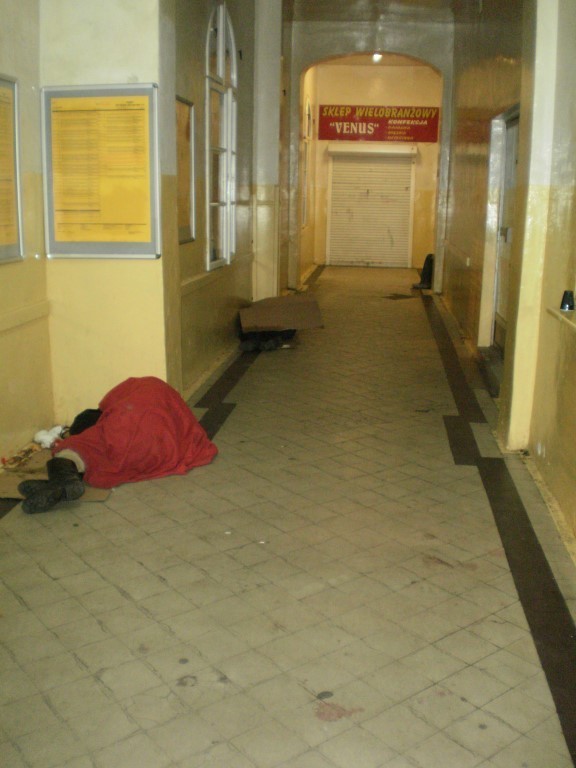 Bezdomni często okupują dworzec PKP w Wejherowie