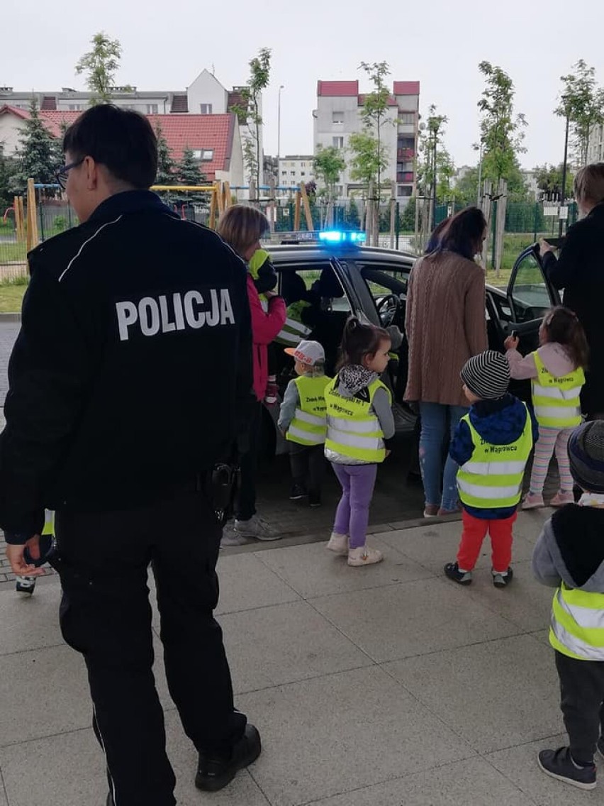 Dzień dziecka 2021. Policjanci z Wągrowca odwiedzili dzieci ze żłobka 