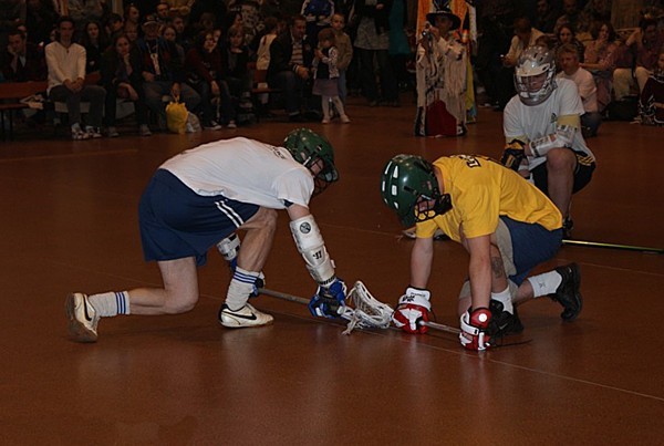 Zawodnicy pokazują procedurę rozpoczynania meczów lacrosse