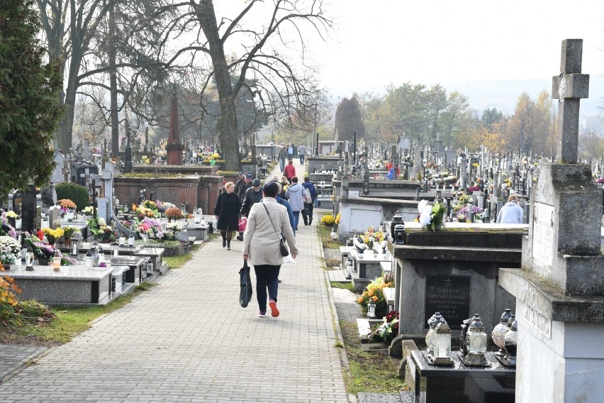 Spory ruch na Nowym i Starym cmentarzu w Kielcach przed dniem Wszystkich Świętych. Zobaczcie, co się działo w niedzielę 30 października