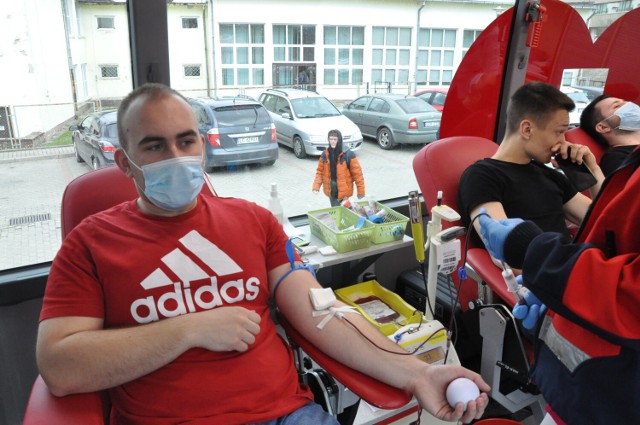 Blisko 90 uczniów z Zespołu Szkół Technicznych w Chełmie zadeklarowało chęć oddania krwi podczas terenowej akcji zorganizowanej przez Regionalne Centrum Krwiodawstwa i Krwiolecznictwa.