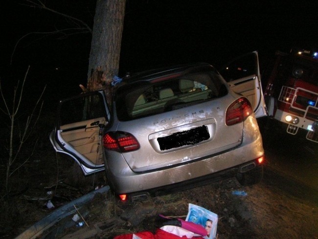 Dziwiszów: Porsche wbiło się w drzewo (ZDJĘCIA)