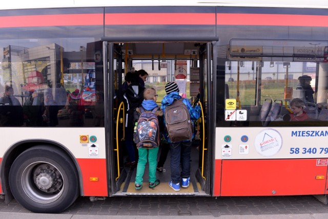 Droga do szkoły z osiedla Rębowo jest pełna wyzwań. By dostać się na przystanek autobusowy, dzieci muszą przejść 2 km