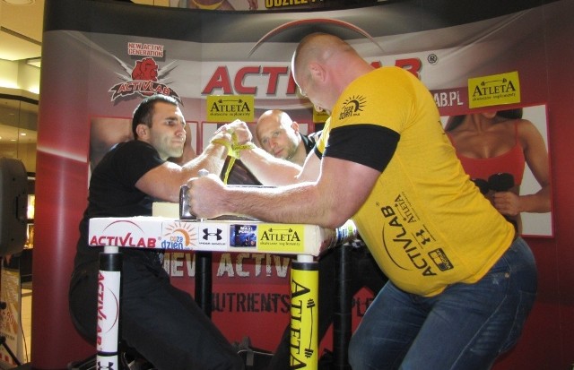 Dariusz Skowroński (w czarnej koszulce) podczas pojedynku