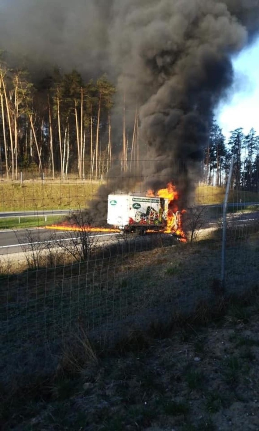 Uwaga. Spalił się samochód na S8. Droga z Warszawy do Wrocławia zablokowana (ZDJĘCIA)