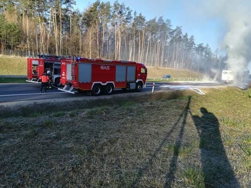Uwaga. Spalił się samochód na S8. Droga z Warszawy do Wrocławia zablokowana (ZDJĘCIA)