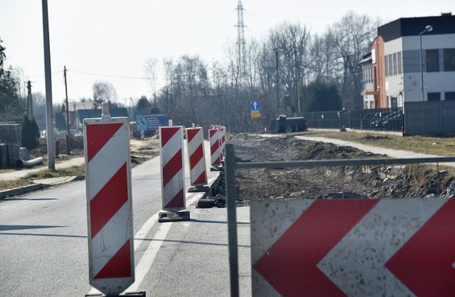 Budowa łacznika autostradowego pokrywa się z drogą prowadzącą do mostu na Dunajcu w Ostrowie. Ruch odbywa się wahadłowo jedną nitką, bo druga jest rozkopana