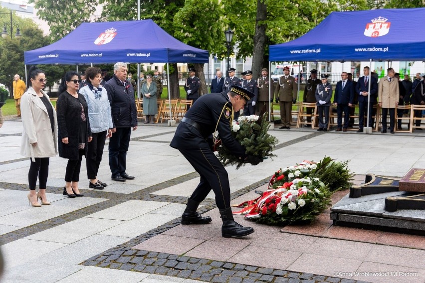 Dzień Zwycięstwa w Radomiu. Była msza, uroczysty apel i salwa honorowa przed płytą Grobu Nieznanego Żołnierza