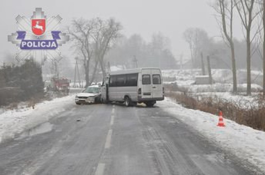 Janów Podlaski: Zderzenie forda z busem. Trzy osoby ranne