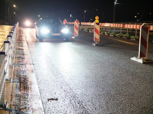 W nocy najpierw otwarto jeden pas jezdni, a po kilkunastu minutach drugi. Prawdziwy test most przejdzie w poniedziałek.