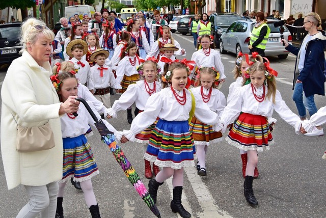 Członkowie Zespołu Pieśni i Tańca "Powiśle" przeszli ulicami miasta zapraszając na specjalnych koncert zorganizowany z okazji 60-lecia zespołu