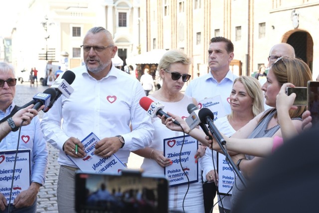 Koalicja ma zamiar uruchomić w każdym powiecie miejsca, w których można będzie składać podpisy. Również w biurach poselskich dystrybuowane mają być karty i zbierane podpisy. Stoliki z listami ustawiane będą w centrach większych miast.