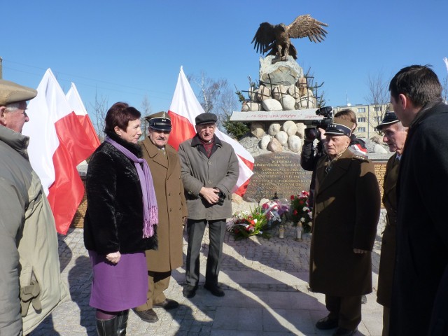 Złożenie kwiatów pod pomnikiem KWP w 2011 roku