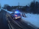 Uwaga na drogi! Między Jazami, a Pyszką auto wylądowało w rowie. Jest ślisko!