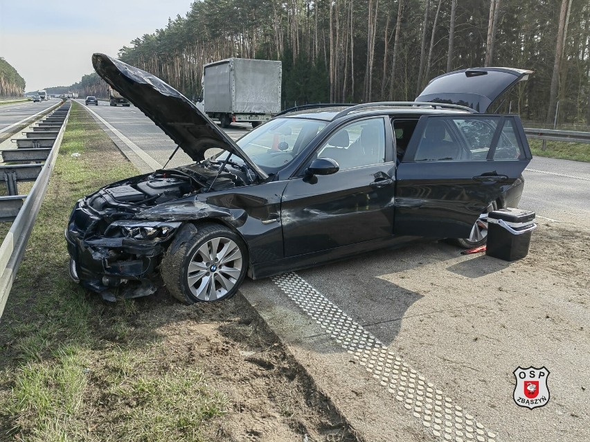 Kolizja na autostradzie A2 w kierunku Poznania. Kierowca i pasażer opuścili pojazd jeszcze przed przybyciem służb ratunkowych 