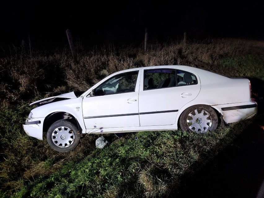 Wypadek w Lesznie koło Przemyśla. 28-latek dachował skodą w rowie [ZDJĘCIA]